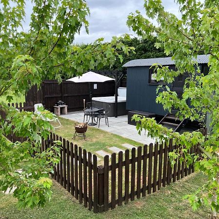 Shepherds Hut With Hot Tub 웰스 외부 사진