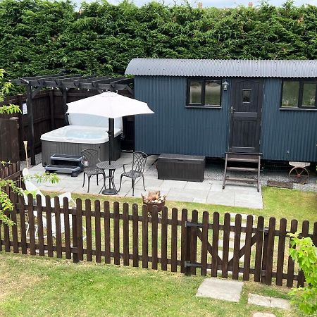 Shepherds Hut With Hot Tub 웰스 외부 사진