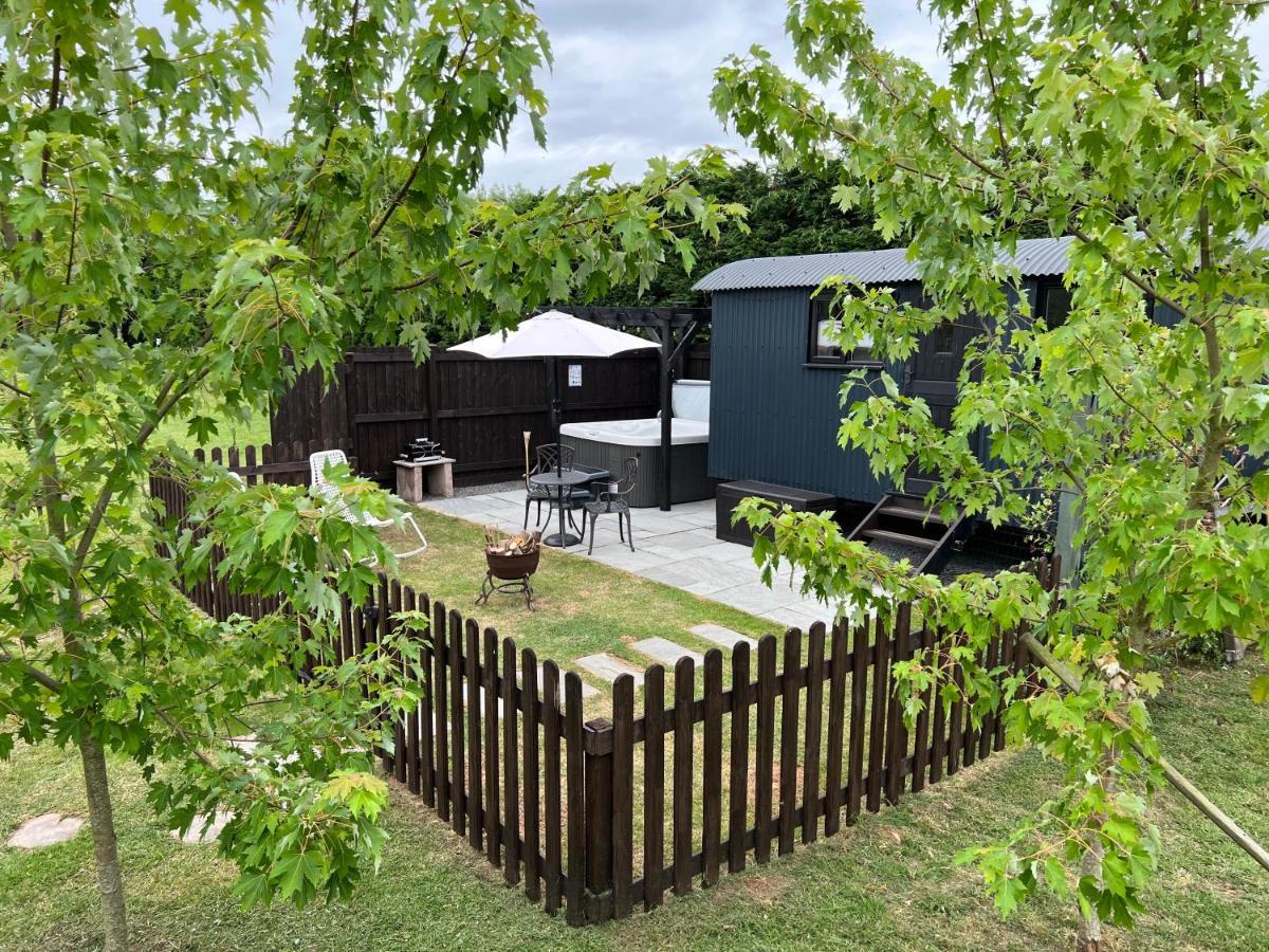 Shepherds Hut With Hot Tub 웰스 외부 사진