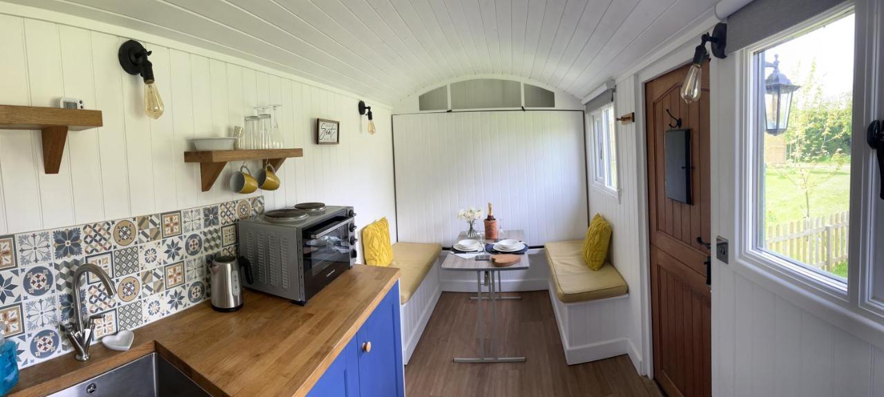 Shepherds Hut With Hot Tub 웰스 외부 사진